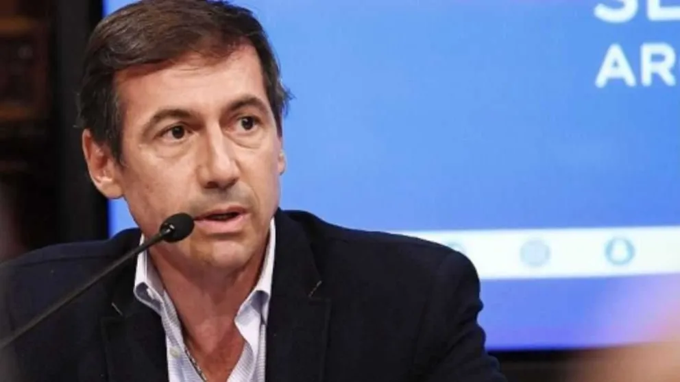Fuerte crítica de un senador radical a Milei: "Todos los días nos mea en la cara"