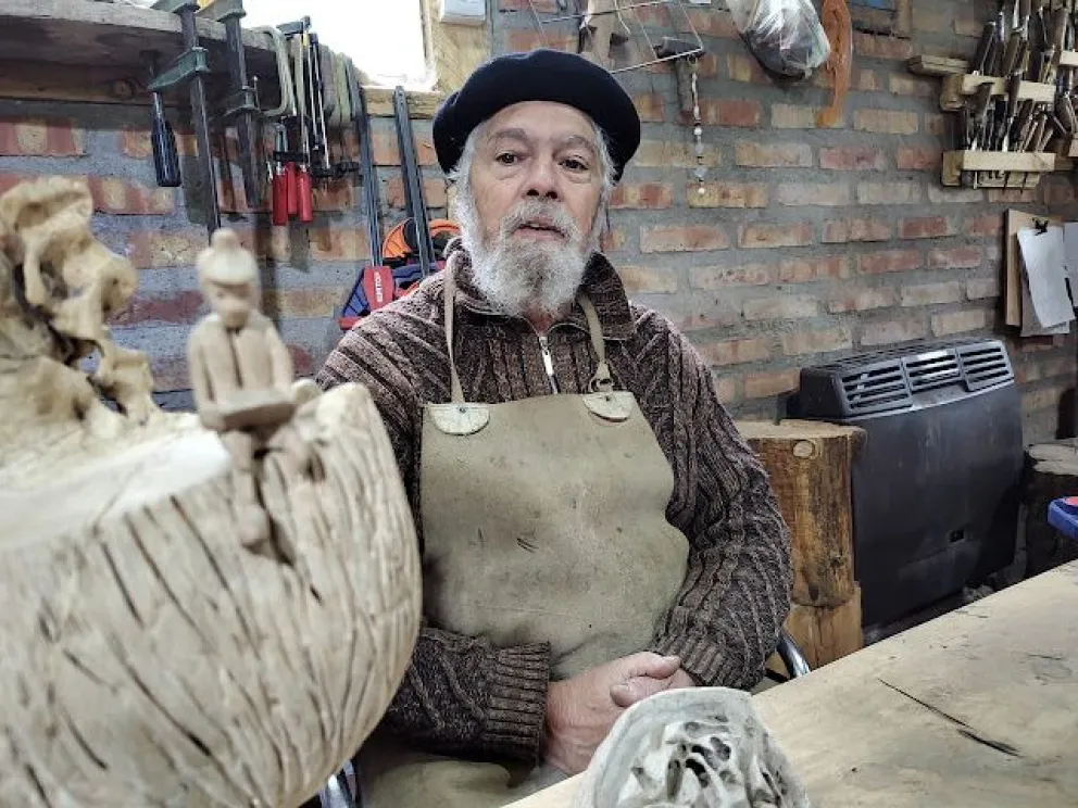 Otorgaron premio internacional a conocido artesano en madera 