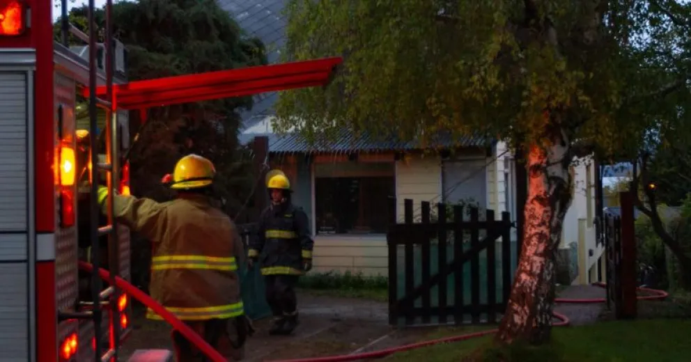 Disfrutaban de un fuego en el hogar y se les incendió la chimenea