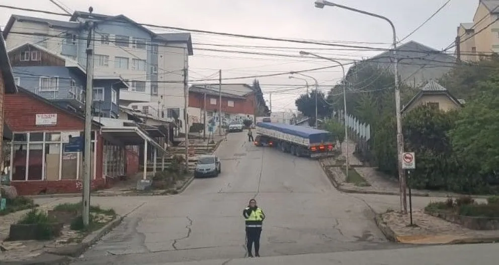 Un camión con acoplado quiso subir por calle Sáenz Peña y terminó cortando todo el tránsito