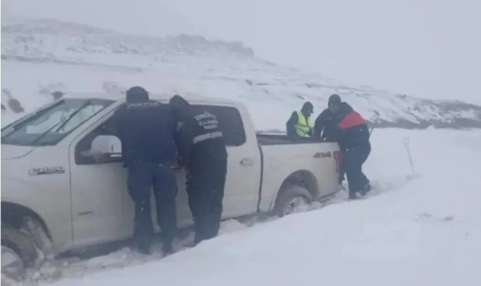 Familia chilena no respetó la orden de no avanzar y debió ser rescatada tras quedar varada en la nieve