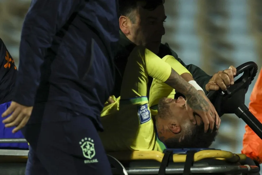 Neymar fue operado con éxito tras la grave lesión que lo dejará inactivo 10 meses