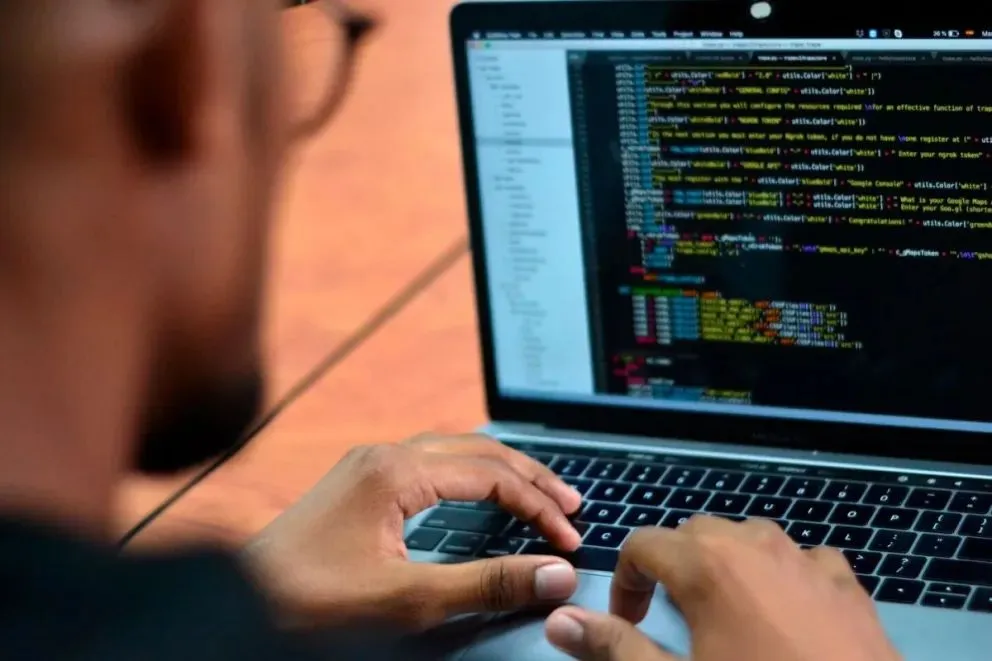 A través de un virus le hackearon su cuenta bancaria y le robaron 23 millones de pesos
