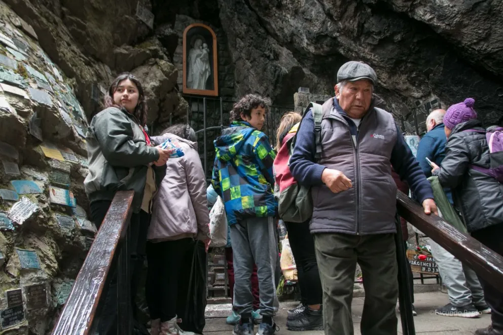 Como cada año, cientos de fieles se preparan para caminar en comunidad hacia la Gruta de la Virgen / Foto Facu Pardo 