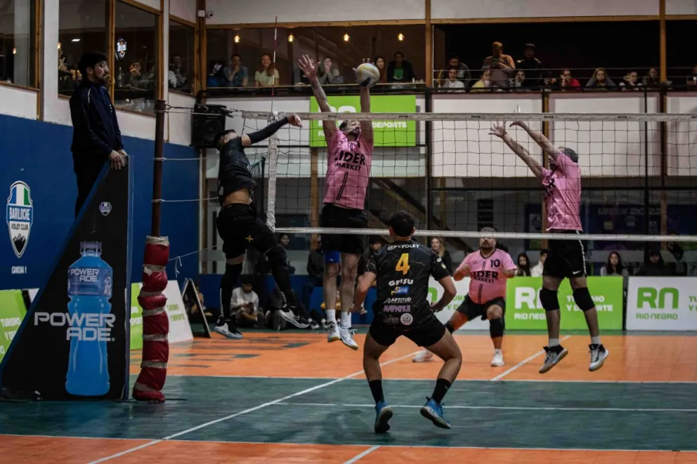Etapa de definiciones en el torneo de vóley local de mayores