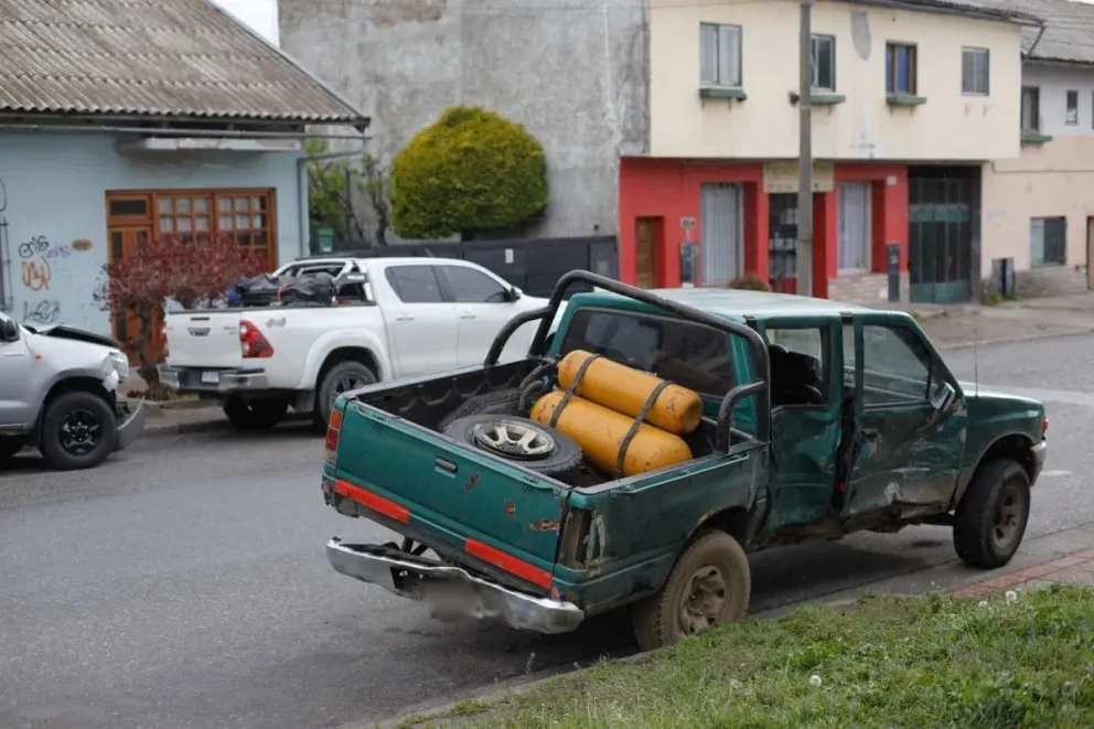 Violenta colisión entre dos vehículos en la esquina de Tiscornia y Elordi