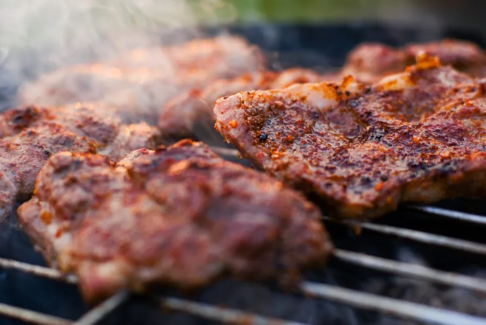 Increíble: dejó salir a un preso para que visite a su novia a cambio de un asado