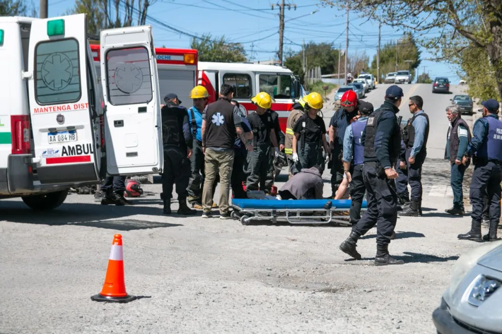 Un motociclista trasladado en ambulancia tras fuerte choque contra un auto