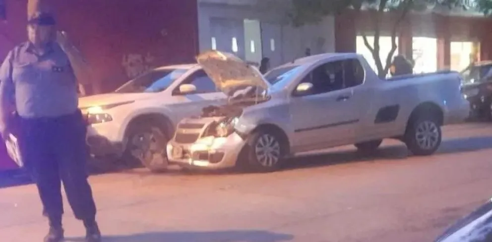 ¡De película! Robó camioneta, arrastró a su dueña varios metros, escapó y terminó chocando otro rodado