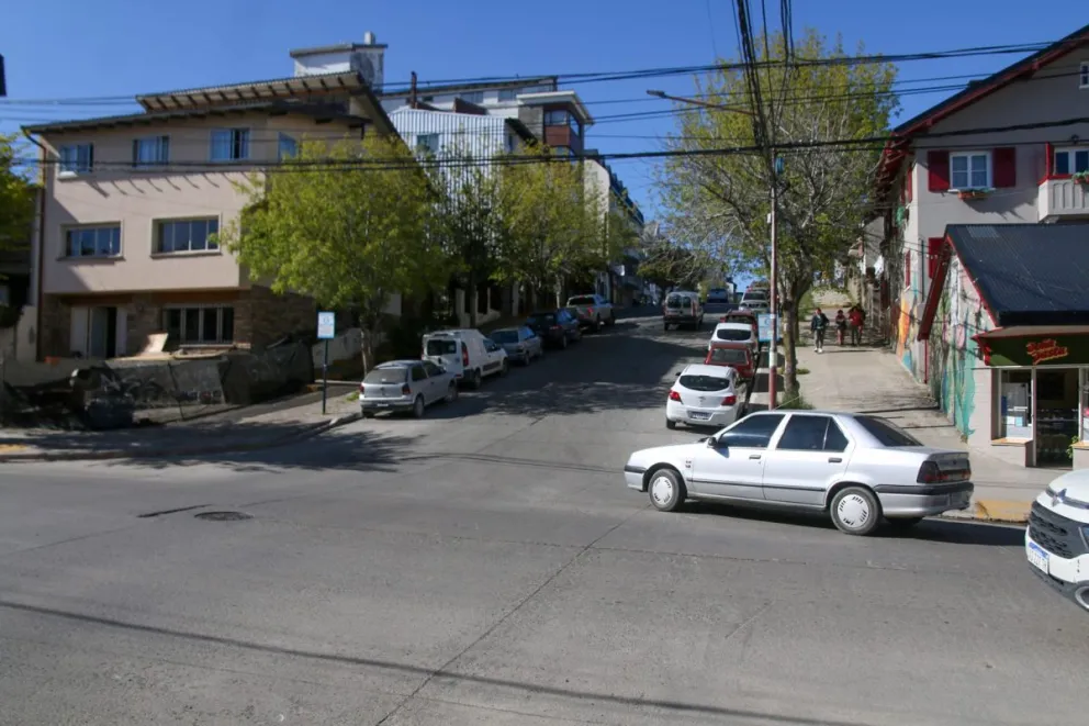 Intentaba sustraer elementos de un auto cuando fue sorprendido y detenido