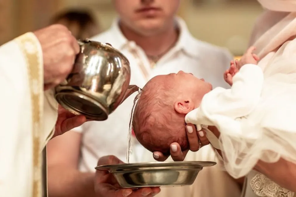 El Vaticano da luz verde a personas trans como padrinos de bautismo, pero con condiciones