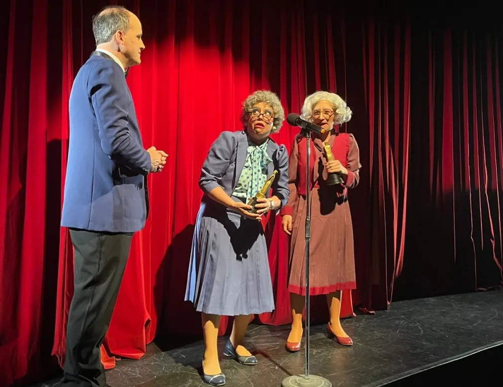 Afiliadas y afiliados de PAMI disfrutaron de la obra teatral “Las Viejas” en la Biblioteca Sarmiento