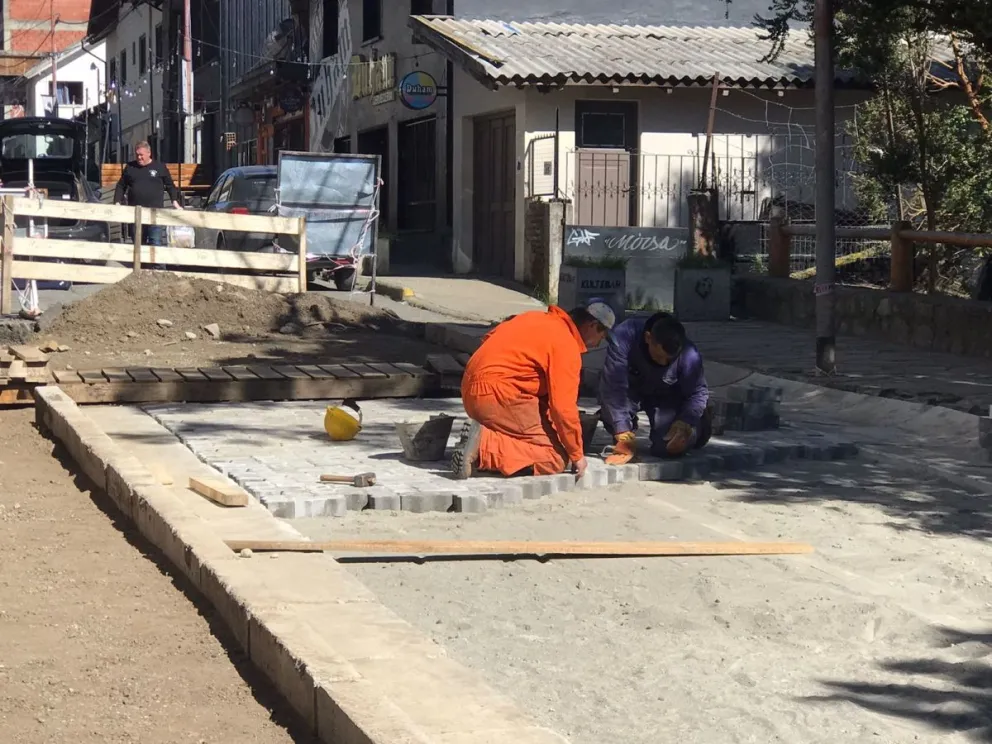 Ya colocan los adoquines de la calle Juramento