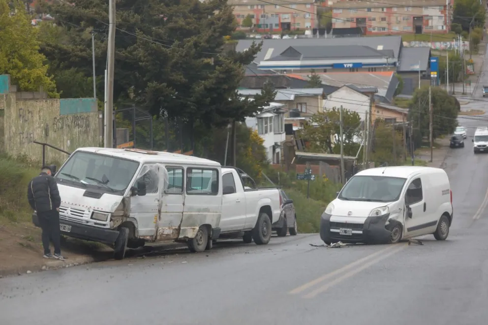Conductor de un utilitario colisionó contra varios vehículos estacionados en plena Beschtedt