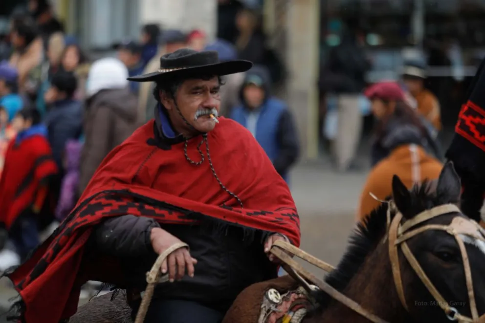 A pesar del clima, vecinos celebran el Día de la Tradición 