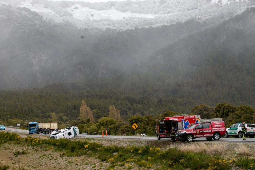 Turistas alojados en Bariloche murieron cerca de La Angostura tras impactante choque contra un camión