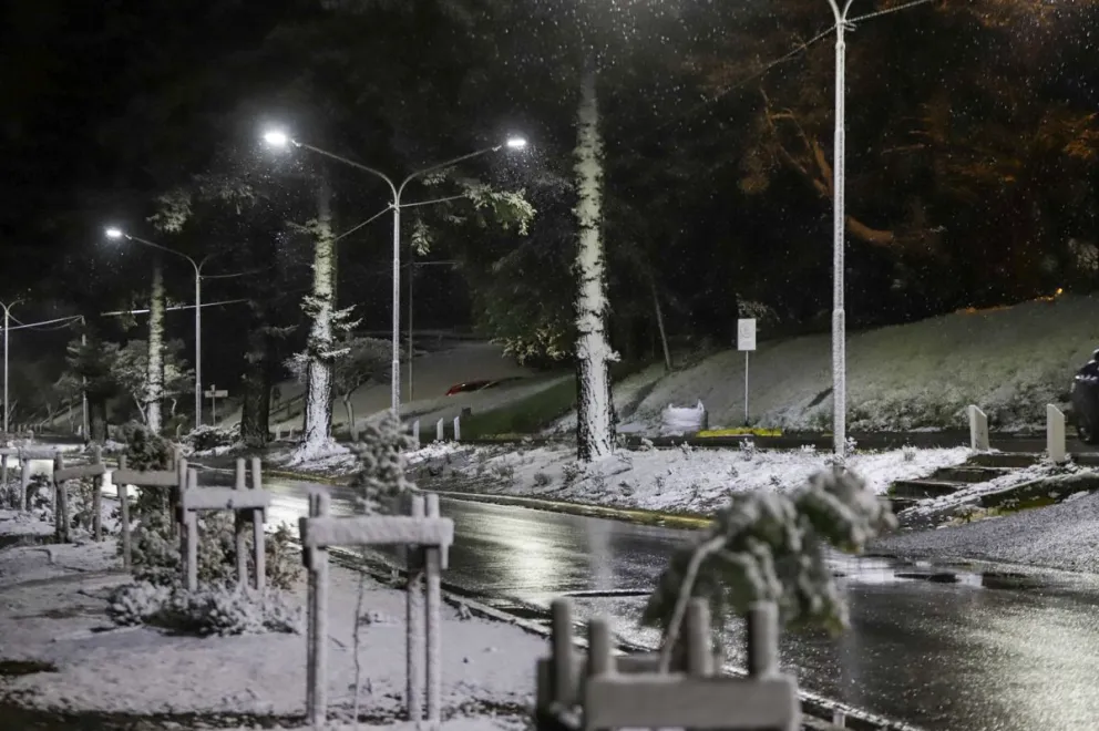 Aunque estaba anunciada, la nieve sorprendió ayer a los barilochenses: ¿Cómo sigue hoy domingo?
