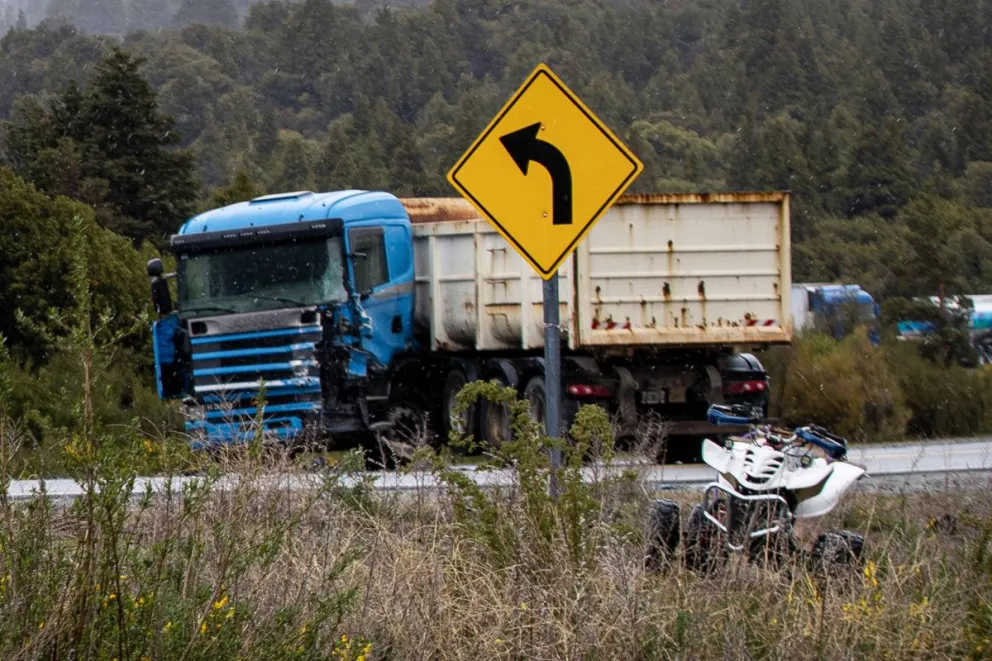 ¿El Scania invadió el carril por donde circulaba la camioneta con pasajeros?