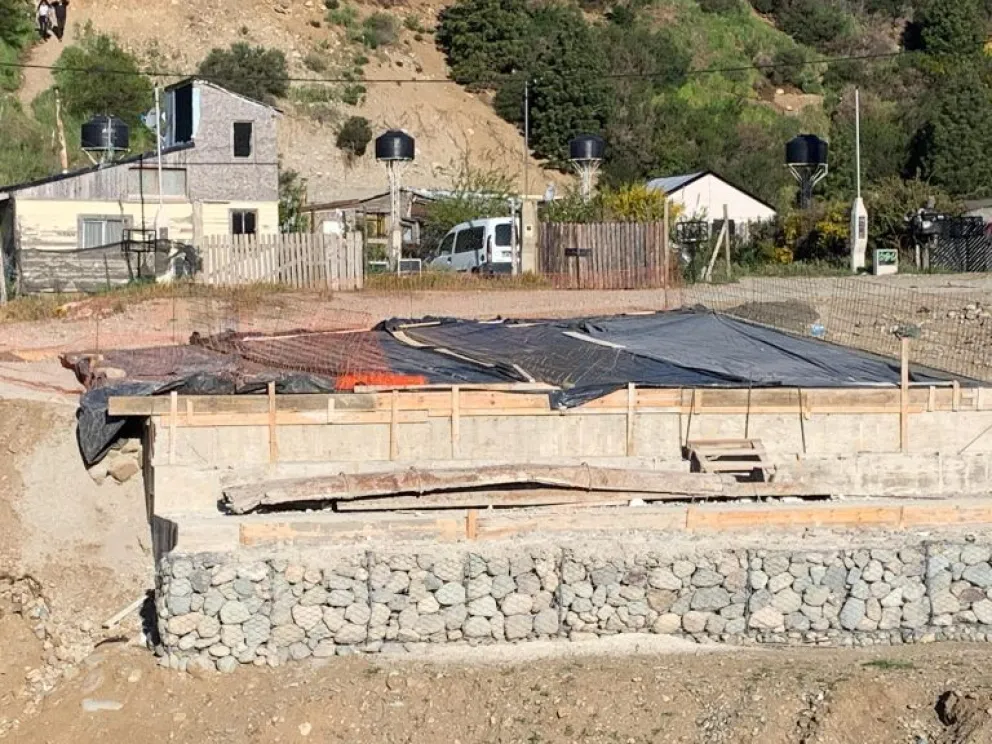 Continúan las obras para construir el nuevo puente sobre el arroyo Ñireco 