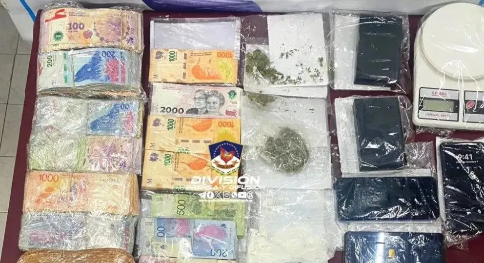 Hermanos involucrados en la venta de drogas: secuestran drogas, armas y dinero tras allanamientos en el Alto Valle