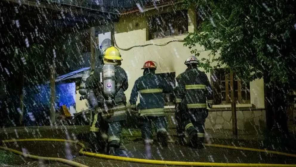 Se incendió una casa en plena nevada en San Martín de los Andes 