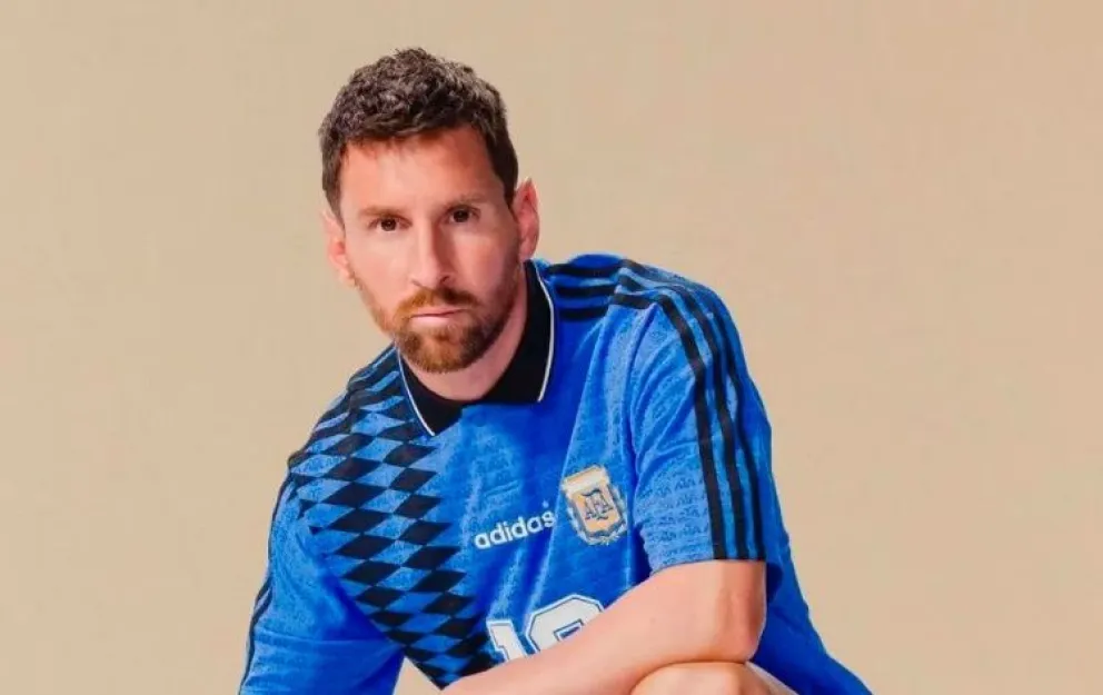 Mirá la nueva colección de indumentaria retro que presentó la Selección Argentina 