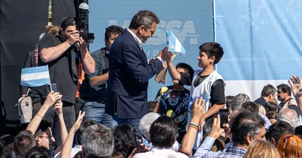 Contundente acto de Massa en Roca: ante miles de personas con el foco en la fruticultura