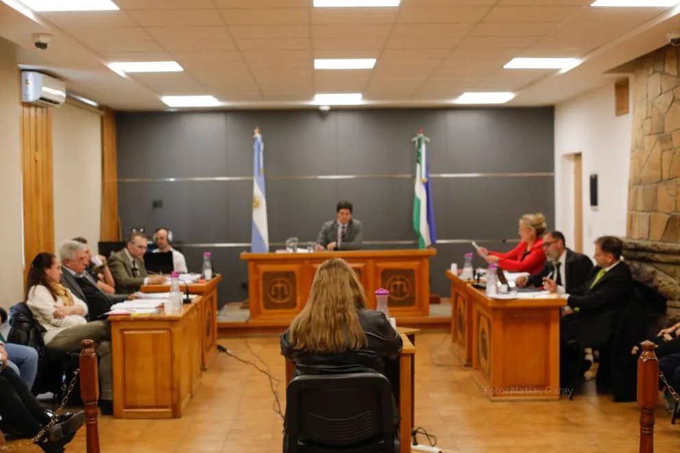 Testimonios comprometen a los docentes acusados, pero también dejan traslucir defectos de la actividad escolar