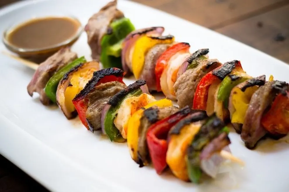 Riquísimas y fáciles de hacer: brochetas mixtas con salsa de tomillo y queso