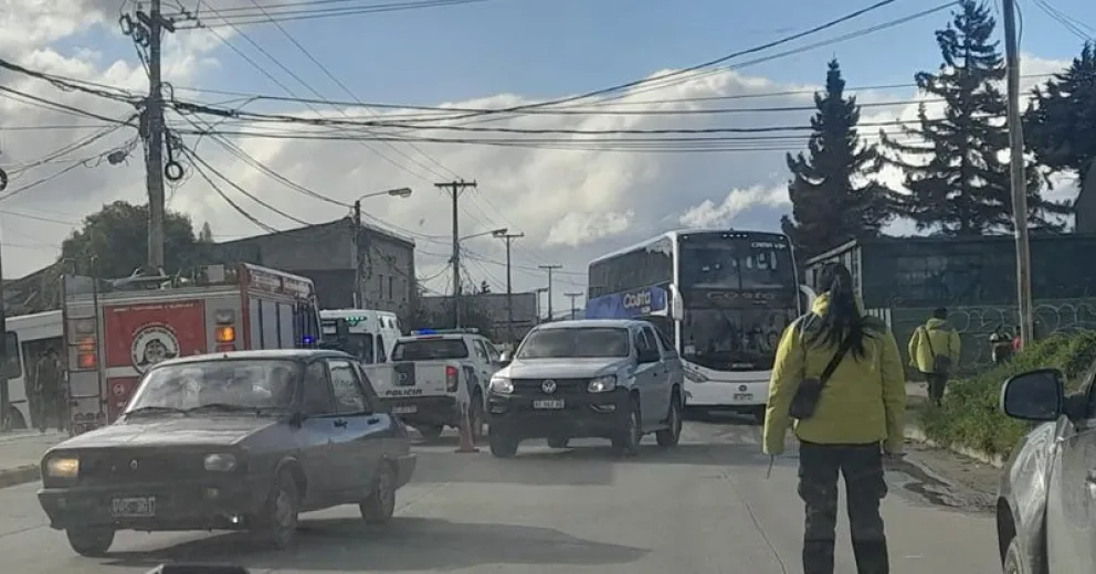 Hubo caos vehicular en Esandi y Garibaldi por el accidente vial