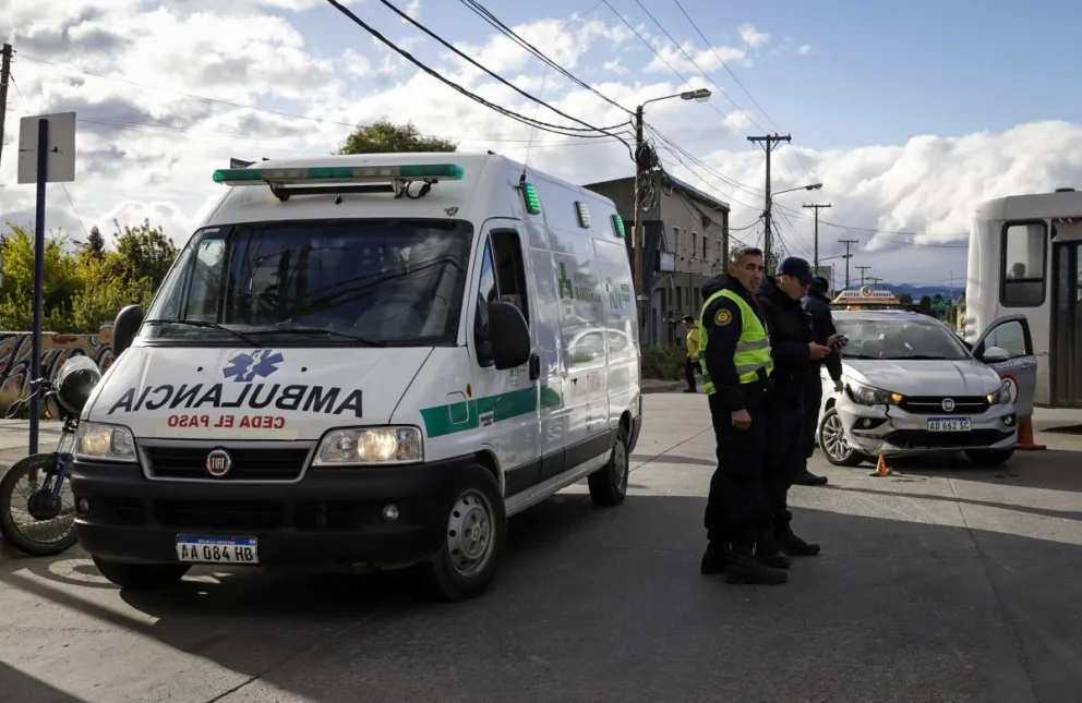 Motociclista derrapó y fue a parar abajo de un auto perteneciente a una academia de conducción 