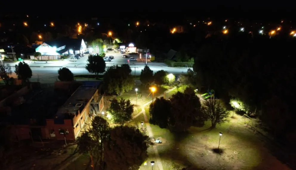 Se estrenó la iluminación de la plaza Exequiel Bustillo