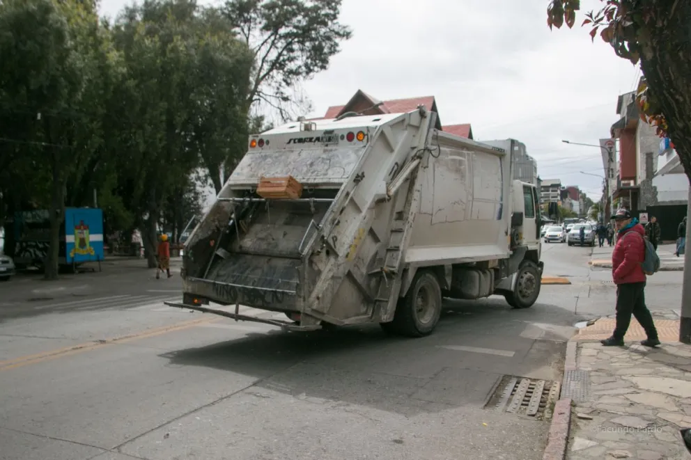 El camión recolector trabajando en la ciudad. Foto Ilustrativa 