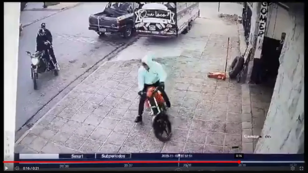 Balearon a un motociclista tras una persecución: investigan el hecho
