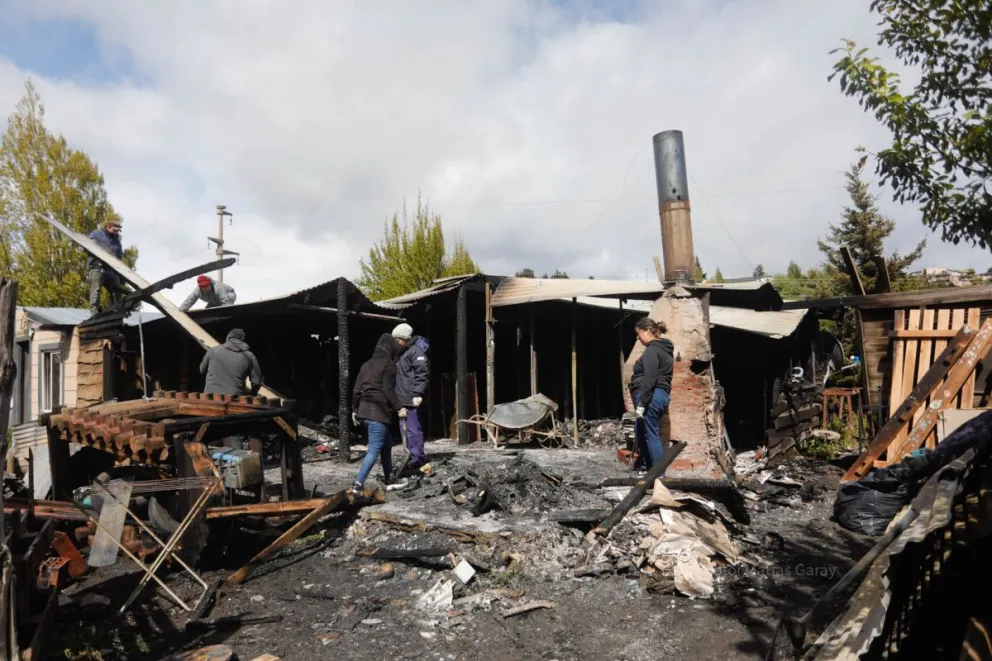 Una familia pide ayuda luego de que un incendio consuma por completo su casa 