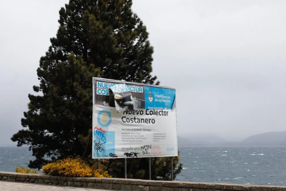 El viento hace estragos en Bariloche: cables caídos, ganchos de árboles cortados y chapas voladas