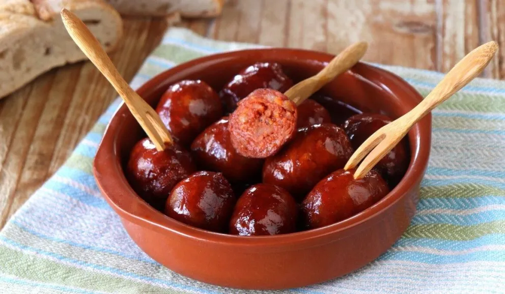 Besitos Picantes: Choricitos en almíbar de vino dulce