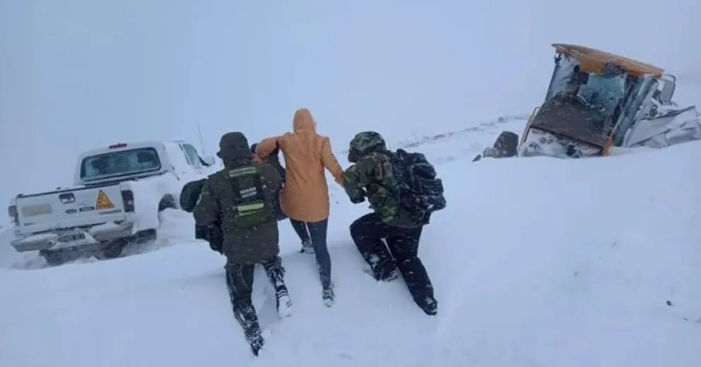 Exitoso operativo de rescate de una familia con un bebé recién nacido en zona afectada por temporal