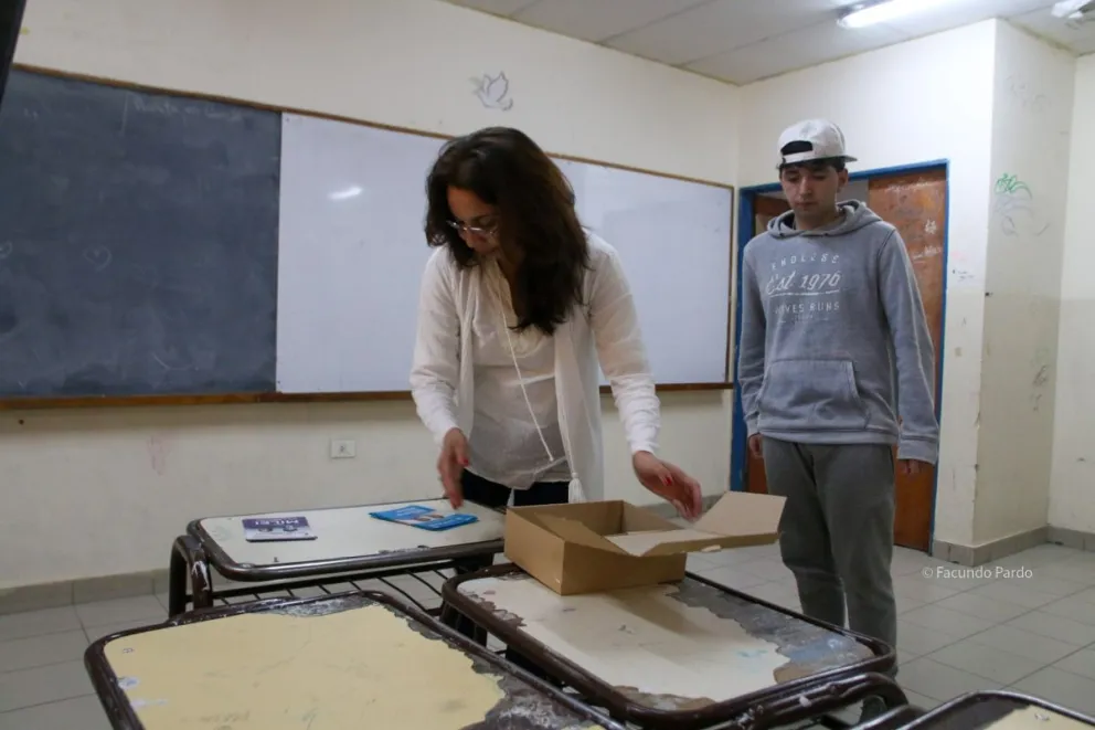 Desde temprano se vota con normalidad y mucha expectativa en las escuelas de Bariloche
