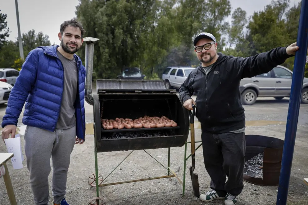 Una asociación aprovechó las elecciones para vender choripanes y recaudar fondos para arreglar la escuela