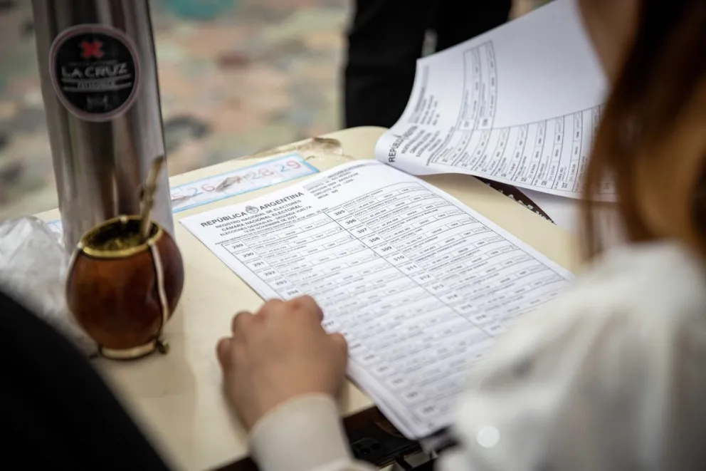 El trabajo de las autoridades de mesa es fundamental para garantizar la transparencia del acto comicial / Foto de archivo Euge Neme 
