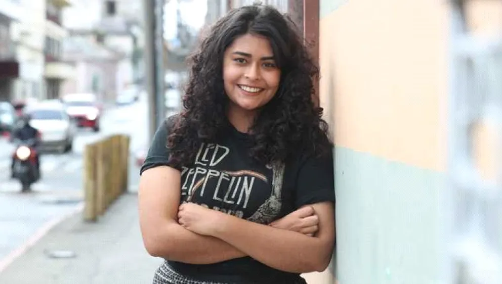 Michelle Recinos contando la verdad de la censura de Bukele