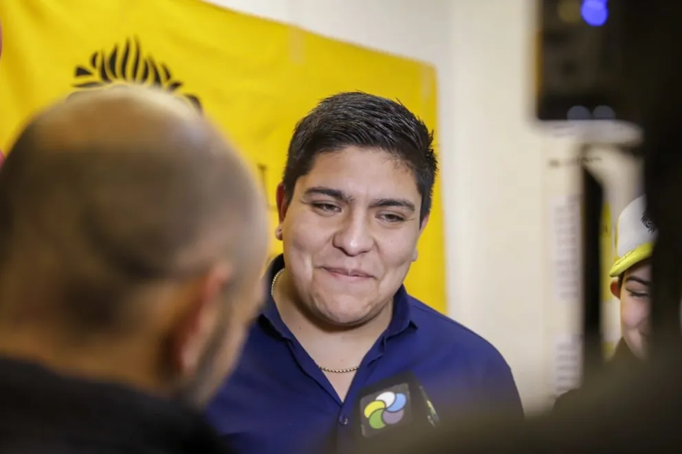 Para el referente libertario, el arbolito de Navidad sobre Roca “es una falta de respeto”