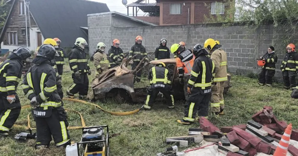 Bomberos Voluntarios Bariloche brindó un curso de capacitación de equipos 