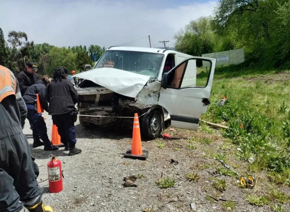 Voluntarios de El Hoyo usaron herramientas cedidas por bomberos de Bariloche en el accidente entre primos