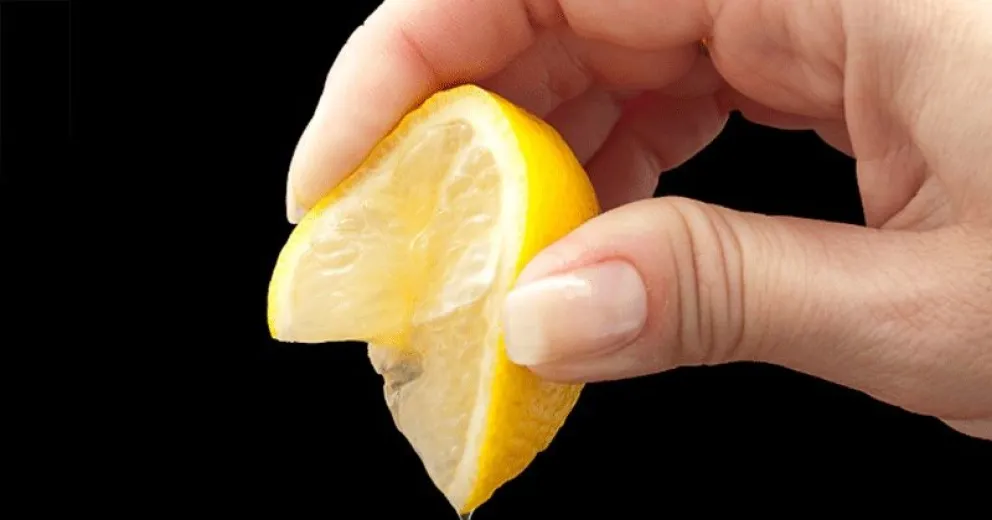 El truco de cocina para exprimir al máximo el jugo de tu limón