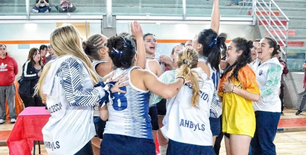 Bicampeonas nacionales: “Volver con la sonrisa de las chicas y la copa es el logro máximo"