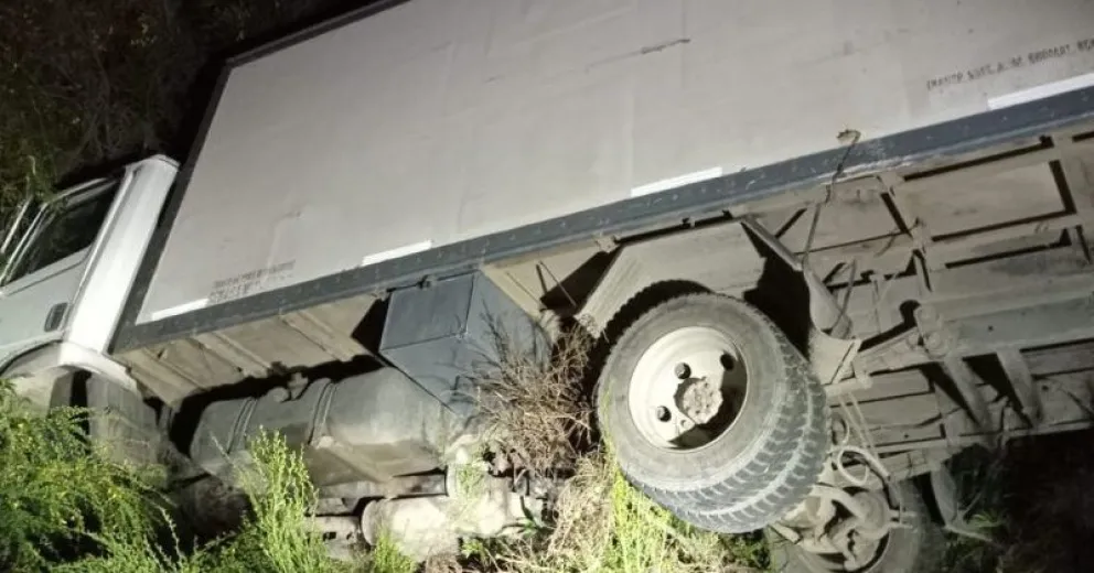 Un camión volcó cerca del puente del río Foyel