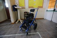 Un nene del jardín Nº 56 recibió la silla de ruedas específica que tanto necesitaba