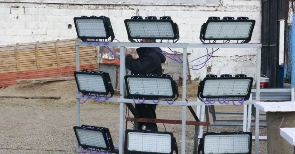 Están instalando luminarias LED en el estadio municipal